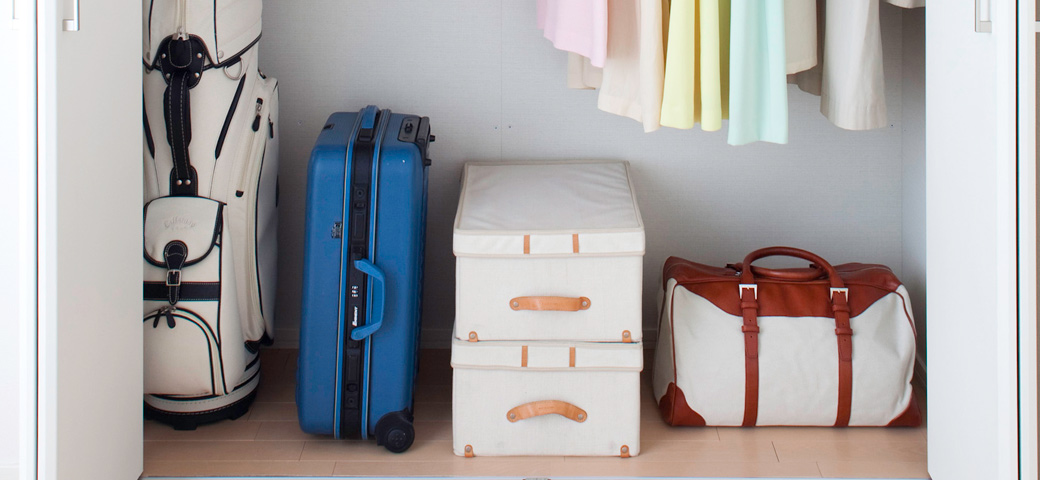 高収納のウォークインクローゼットなら、衣類だけでなく収納に困るスーツケースなどの大きな荷物もらくらく収納。