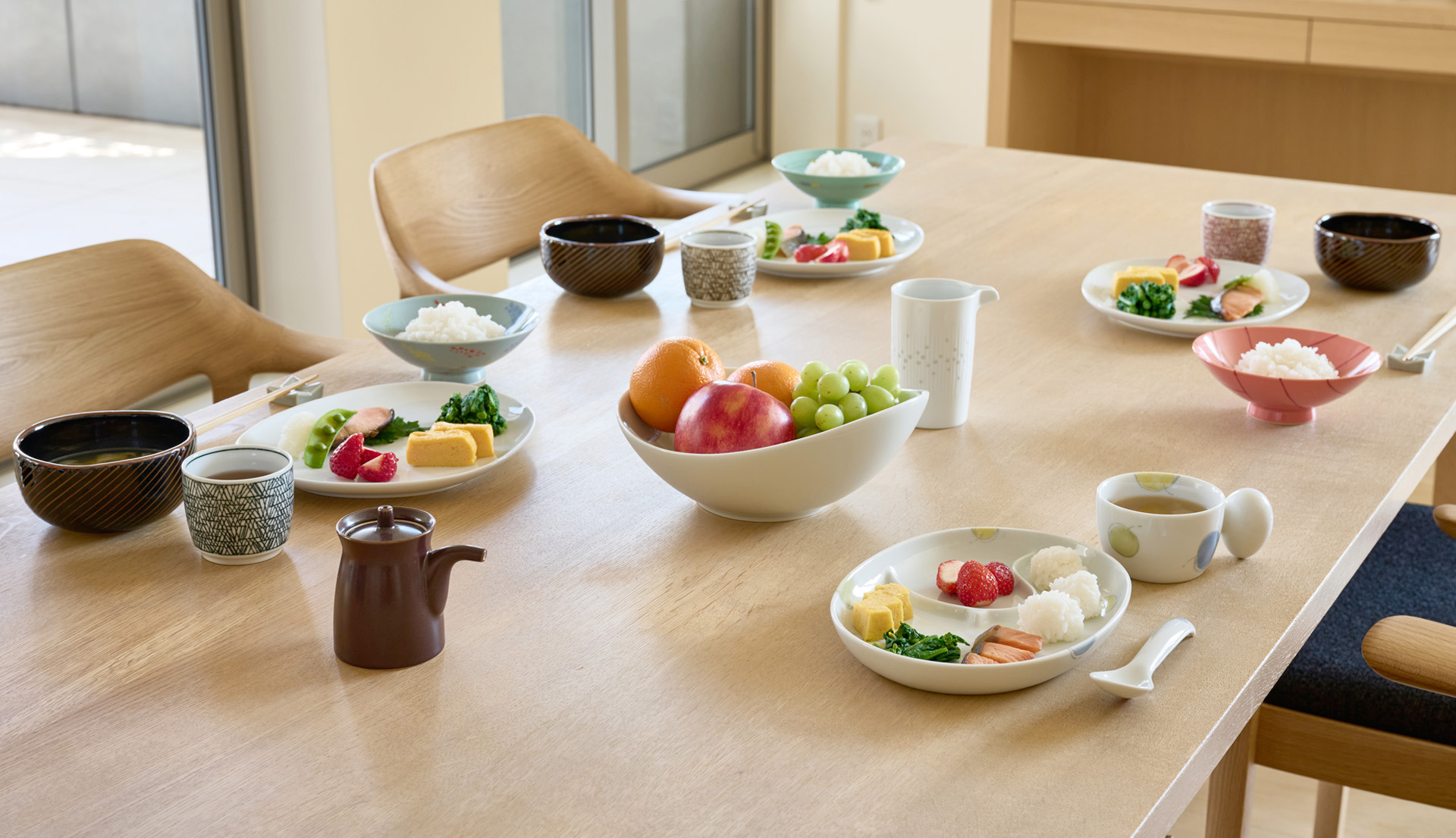ヘーベルハウス駒沢第一展示場のダイニングで、白山陶器の食器で彩った朝食の様子