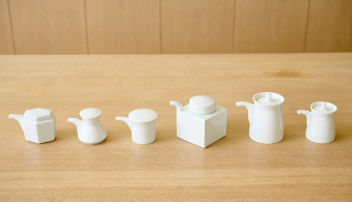 ヘーベルハウス駒沢第一展示場のダイニングテーブルに並べた白山陶器のロングセラーG型しょうゆさし