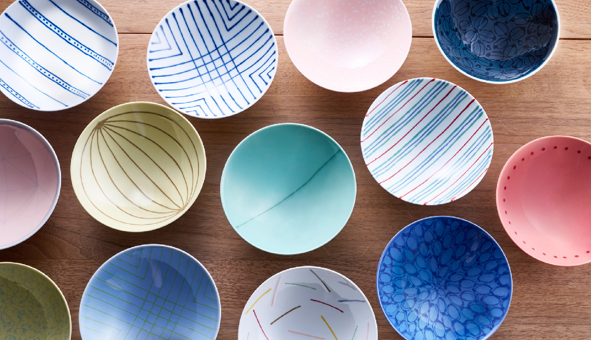 ヘーベルハウス駒沢第一展示場のキッチンテーブルに並べた、森正洋がデザインした白山陶器のロングセラー平茶わん