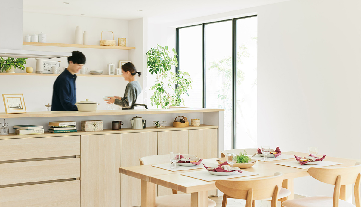 ヘーベルハウスLONGLIFE IS BEAUTIFUL アイランドキッチンで家族で料理をする様子