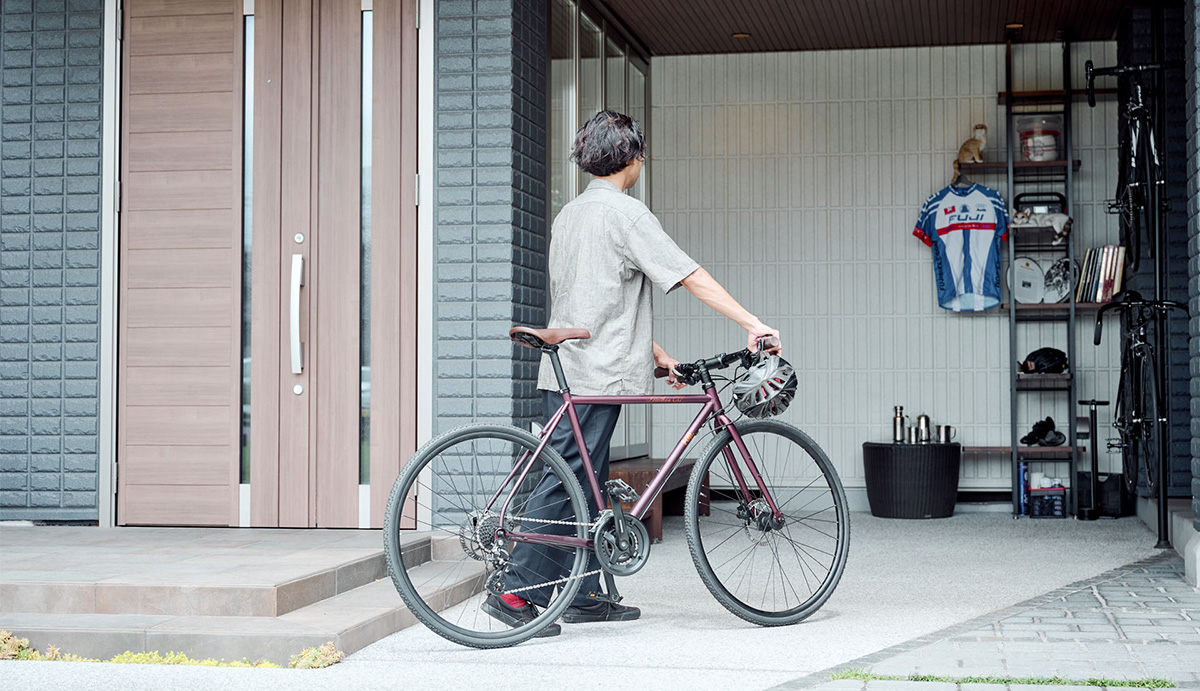 ヘーベルハウス船橋展示場のガレージにFUJIBIKESのバイクを戻す男性